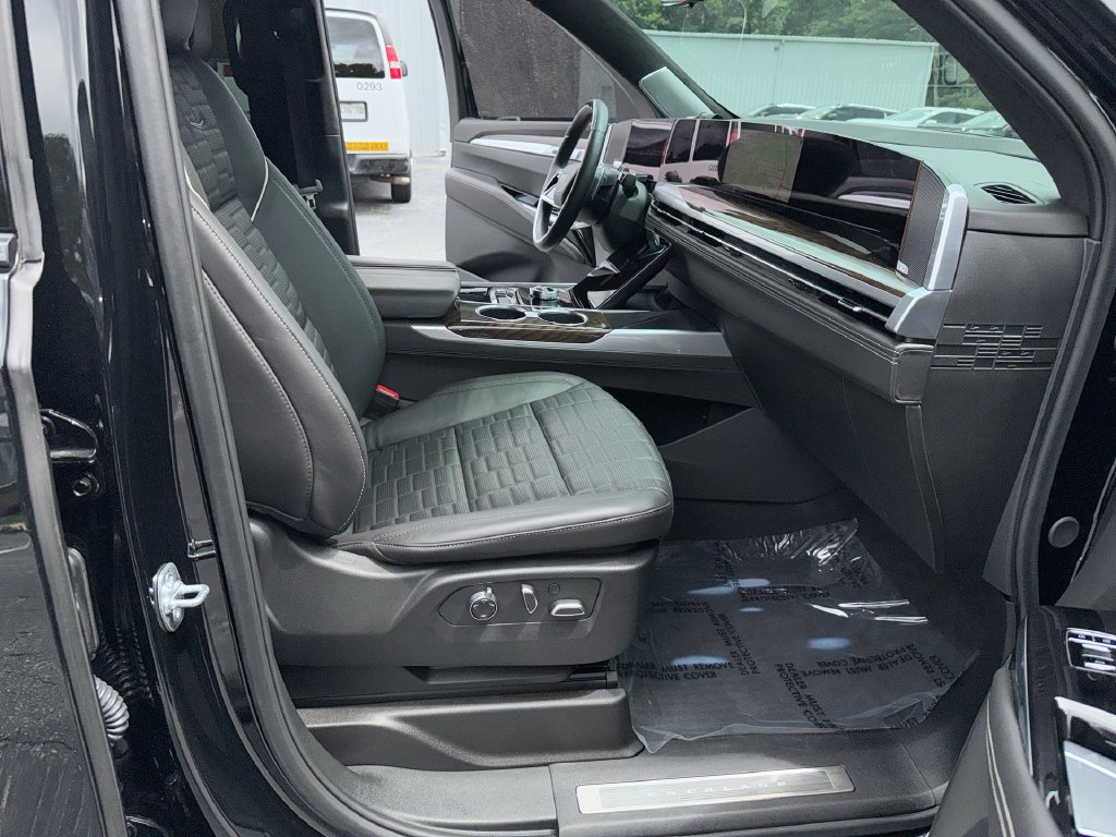 Used 2025 Cadillac Escalade ESV Sport Platinum AWD/4WD image 32