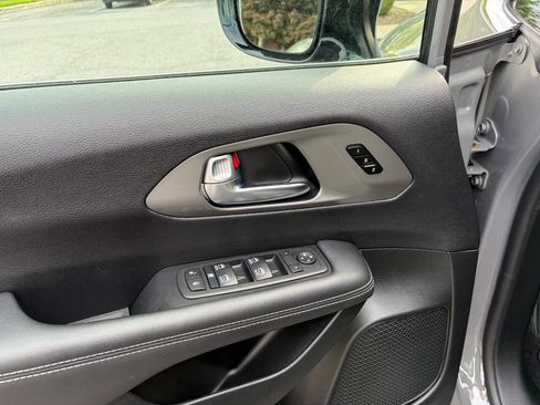 Used 2025 Chrysler Pacifica Select FWD image 36