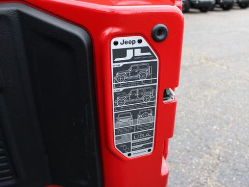 Used 2022 Jeep Wrangler Unlimited Sahara AWD/4WD image 36