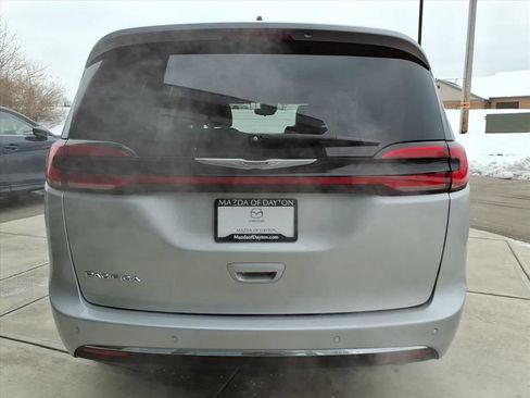 Used 2024 Chrysler Pacifica Touring-L FWD image 6