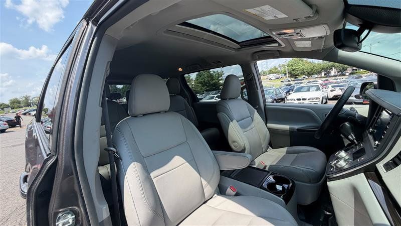 Used 2018 Toyota Sienna XLE w/ XLE Navigation Package FWD image 18