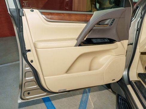 Used 2018 Lexus LX 570 4WD image 28