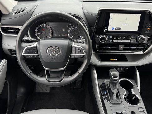 Used 2024 Toyota Highlander XLE image 10