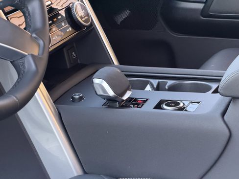 Certified 2025 Land Rover Discovery S image 19