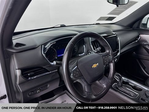 Used 2022 Chevrolet Traverse LT image 9