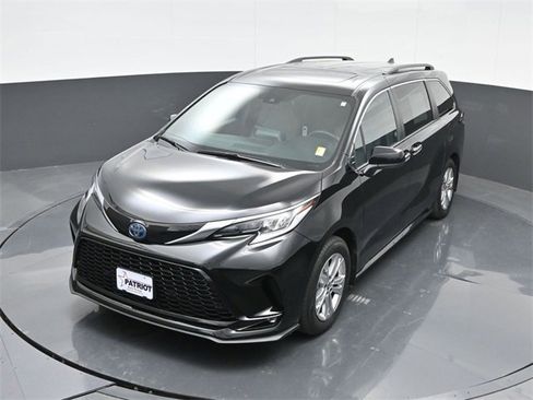 Used 2022 Toyota Sienna XSE image 52