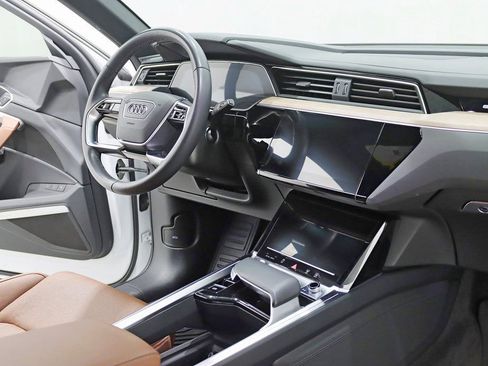 Used 2024 Audi Q8 e-tron Prestige image 32