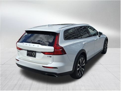 Certified 2022 Volvo V60 T5 Cross Country w/ Climate Package image 5