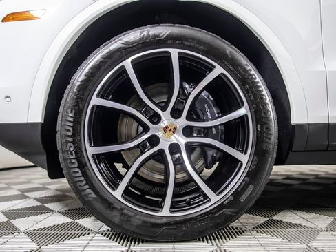 Used 2025 Porsche Cayenne AWD/4WD image 41