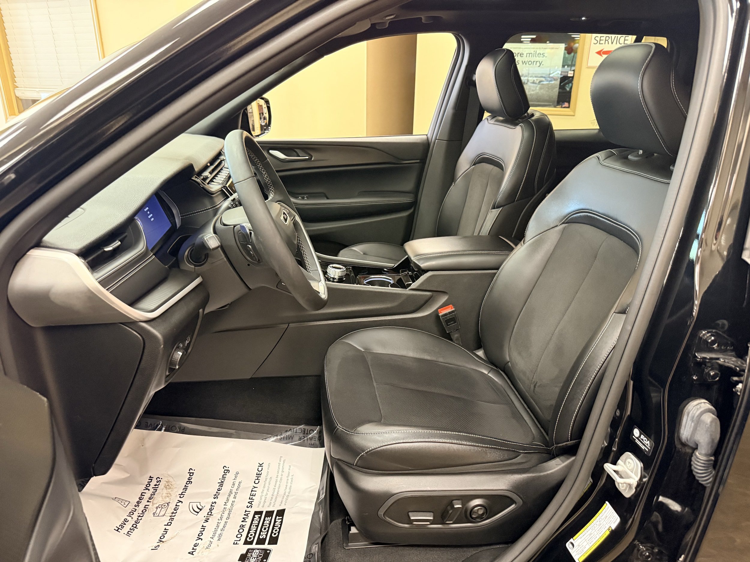 Used 2023 Jeep Grand Cherokee Altitude AWD/4WD image 6