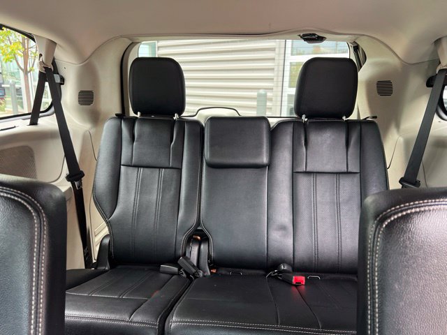 Used 2016 Chrysler Town & Country Touring-L w/ Driver Convenience Group FWD image 19