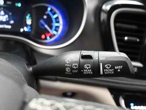 Used 2024 Chrysler Pacifica Limited FWD image 33