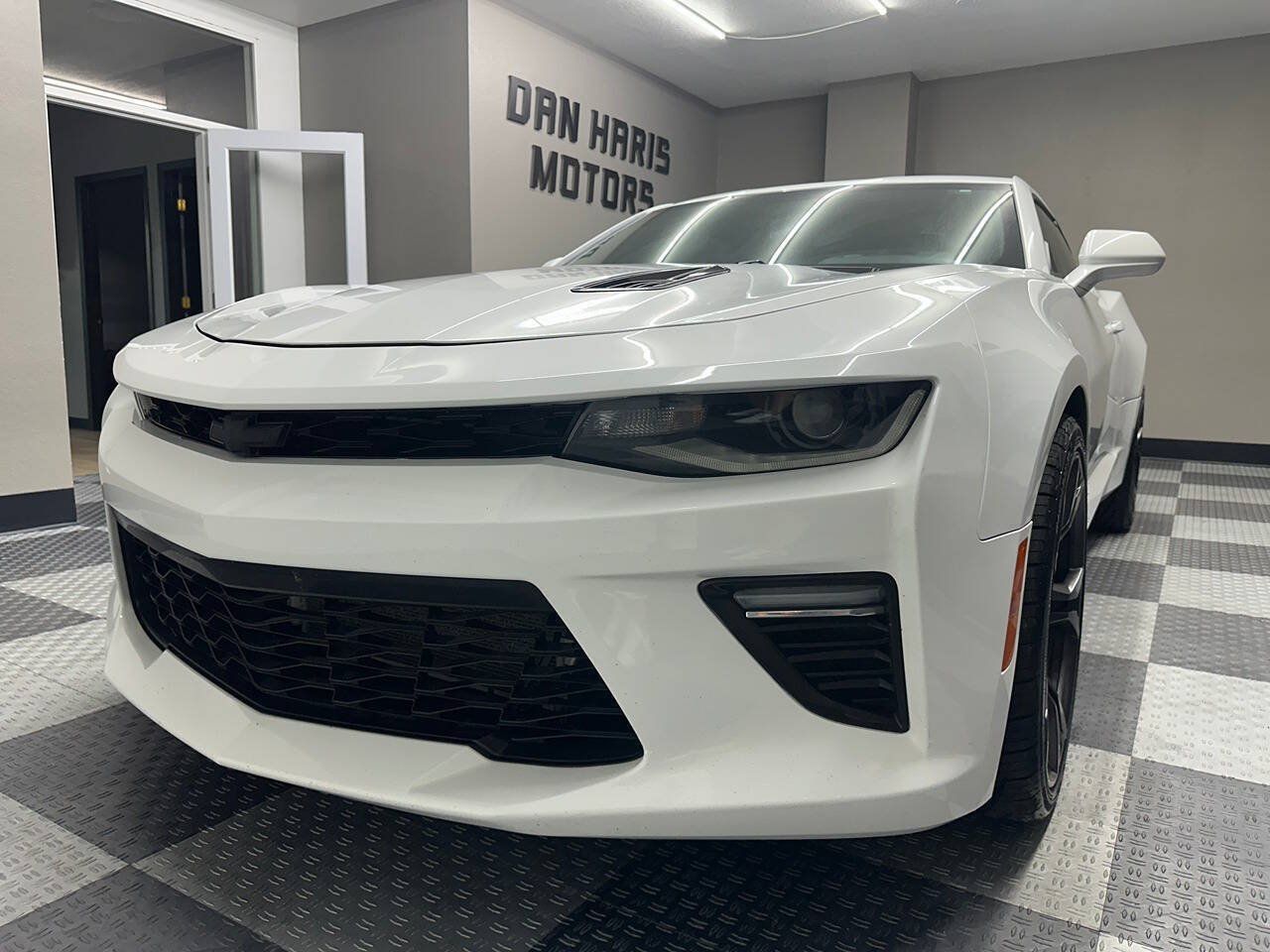 Used 2017 Chevrolet Camaro SS RWD image 5
