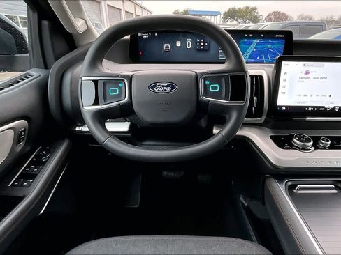 Used 2025 Ford Expedition Active image 5