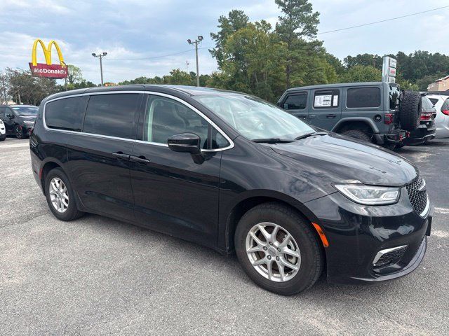Used 2024 Chrysler Pacifica Touring-L FWD image 1