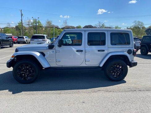 Used 2023 Jeep Wrangler Unlimited Sahara w/ Cold Weather Group AWD/4WD image 6