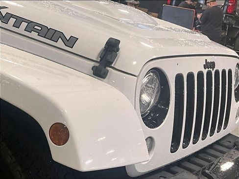Used 2017 Jeep Wrangler Sahara AWD/4WD image 31