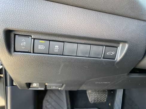 Certified 2022 Toyota Venza LE image 11