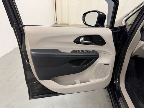 Used 2020 Chrysler Pacifica Limited w/ Tire & Wheel Group FWD image 16