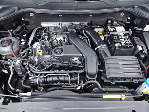 Used 2024 Volkswagen Taos SE image 33