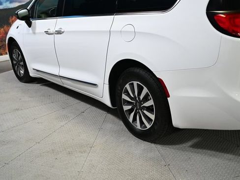 Used 2023 Chrysler Pacifica Limited FWD image 7