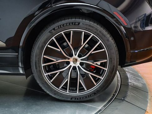 Used 2025 Porsche Macan Turbo Electric image 9