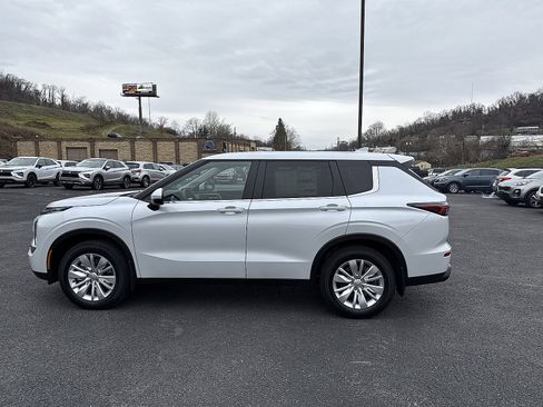 New 2025 Mitsubishi Outlander ES image 7