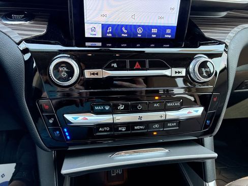 Used 2023 Ford Explorer Limited w/ Limited Technology Package image 18