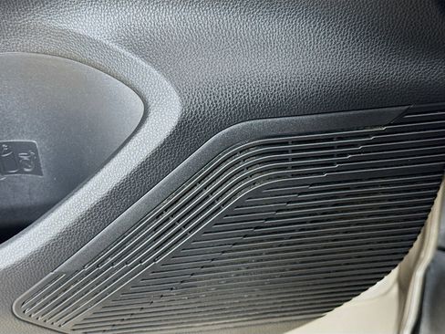 Used 2022 Toyota Venza LE image 18