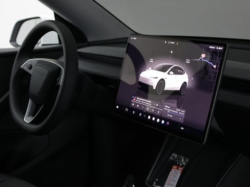 Used 2026 Tesla Model Y 2WD image 36
