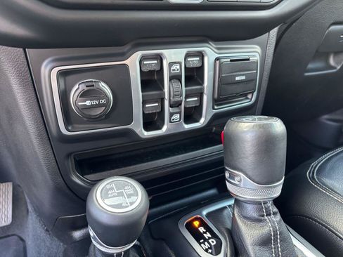 Used 2018 Jeep Wrangler Unlimited Sahara w/ Dual Top Group AWD/4WD image 31