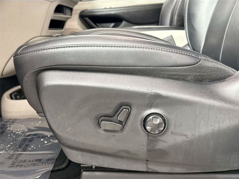 Used 2024 Chrysler Pacifica Touring-L FWD image 27