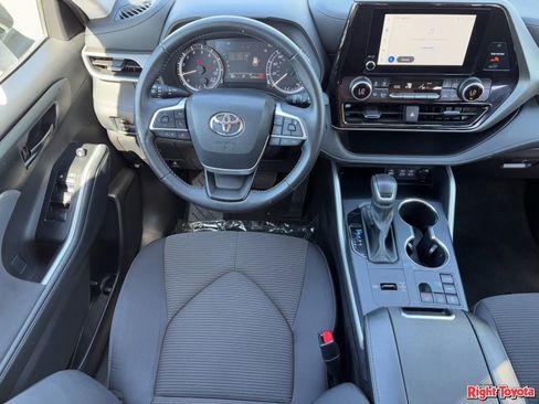 Used 2025 Toyota Highlander LE image 16