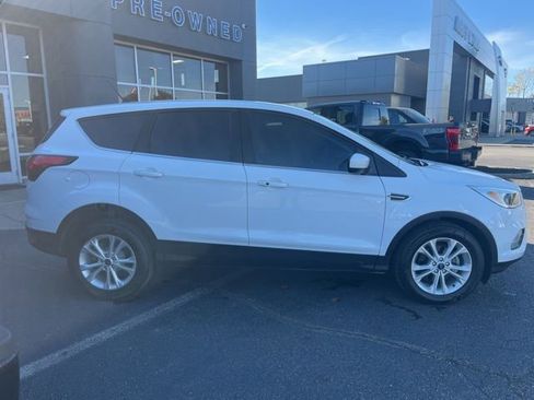 Used 2019 Ford Escape SE image 4
