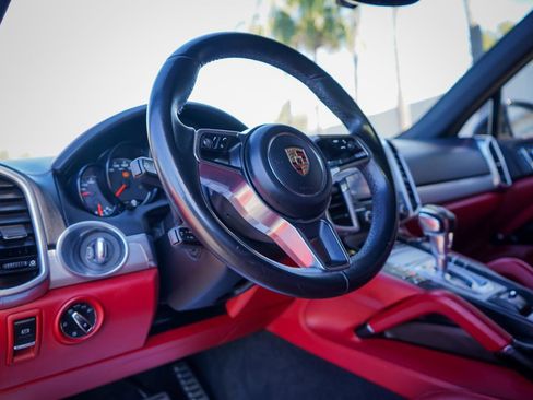 Used 2017 Porsche Cayenne S image 9