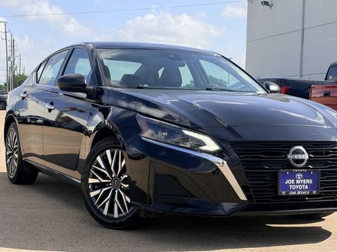 Used 2025 Nissan Altima 2.5 SV FWD image 2