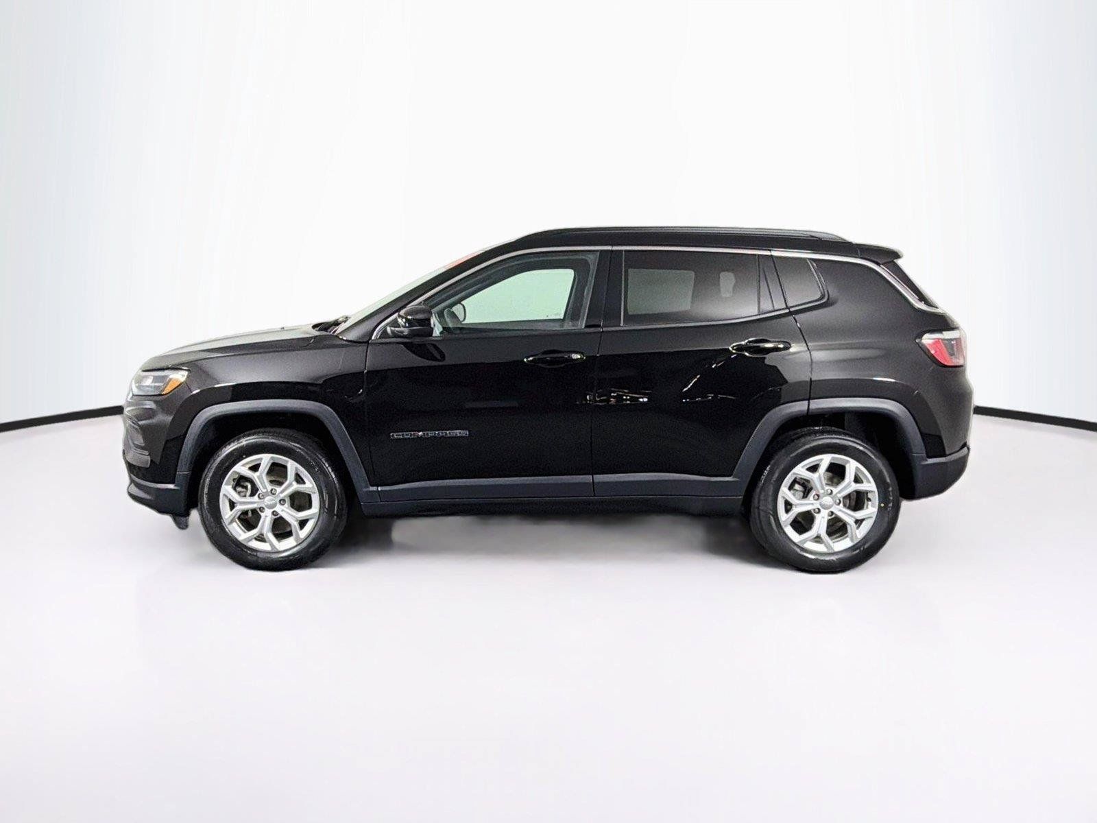 Used 2024 Jeep Compass Latitude AWD/4WD image 8