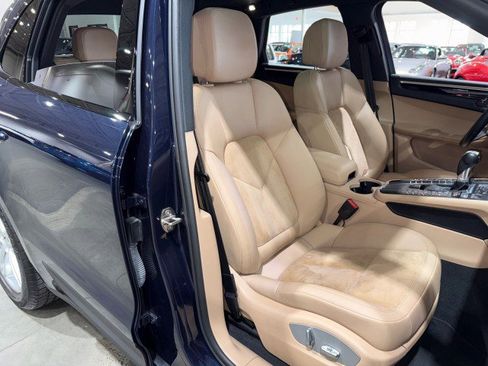 Used 2021 Porsche Macan w/ Premium Package image 66