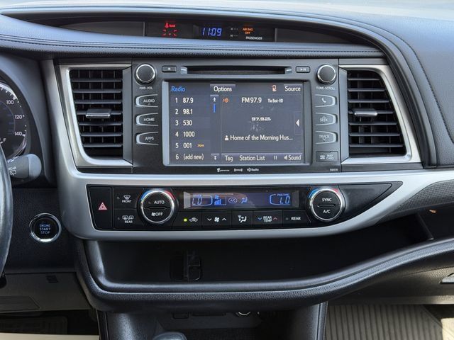 Used 2017 Toyota Highlander SE AWD/4WD image 16