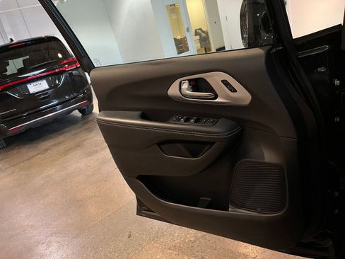 Used 2025 Chrysler Pacifica Limited image 18
