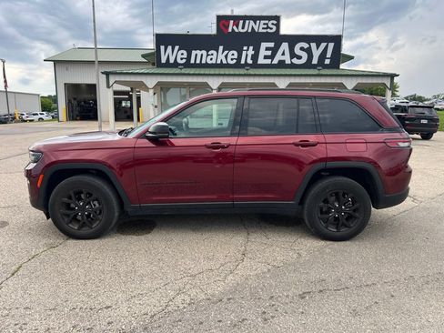Used 2024 Jeep Grand Cherokee Altitude AWD/4WD image 4