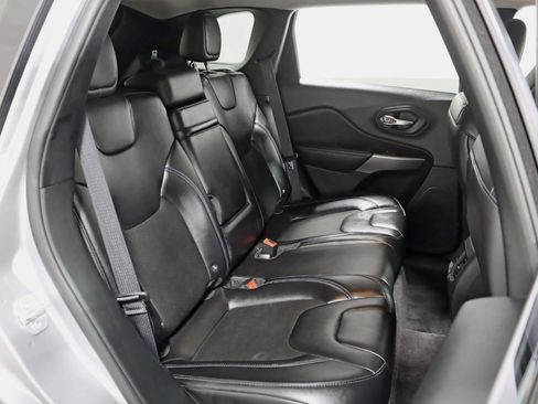 Used 2019 Jeep Cherokee Latitude Plus w/ Cold Weather Group AWD/4WD image 28