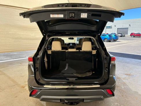 Used 2021 Toyota Highlander Limited image 10