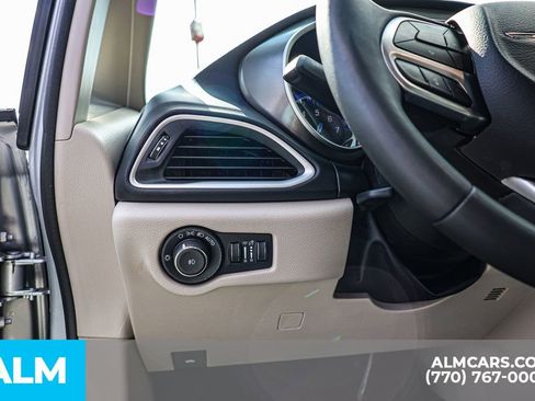 Used 2024 Chrysler Pacifica Touring-L image 29