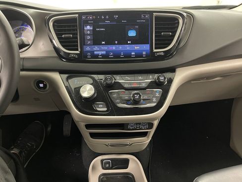 Used 2024 Chrysler Pacifica Touring-L image 25