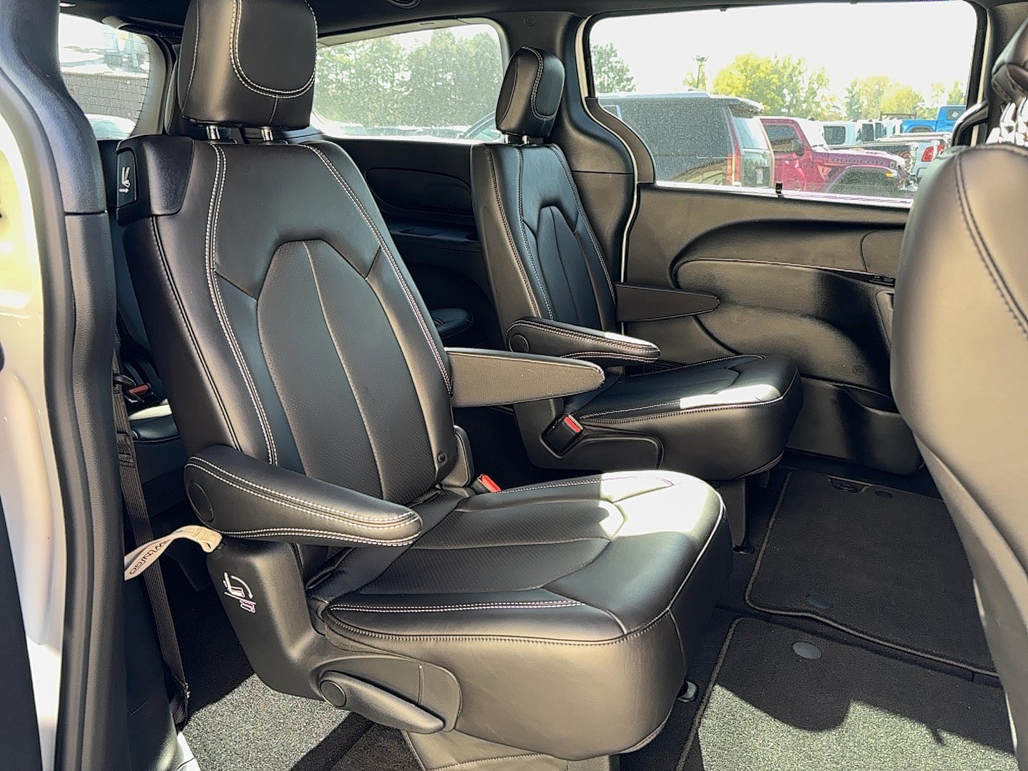 New 2026 Chrysler Pacifica Select AWD/4WD image 7