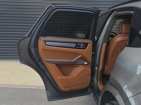 Certified 2023 Porsche Cayenne Turbo AWD/4WD image 17
