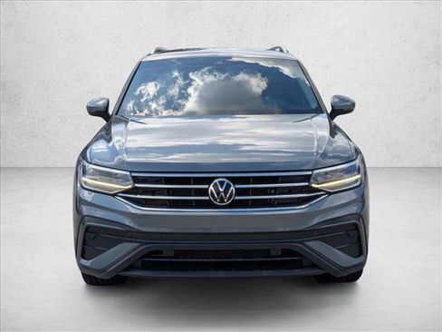 Used 2022 Volkswagen Tiguan SE image 2