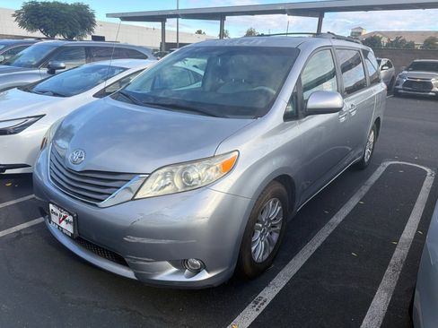 Used 2013 Toyota Sienna XLE FWD image 2