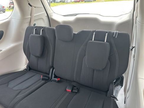 Used 2022 Chrysler Voyager LX FWD image 14